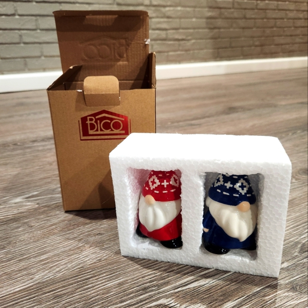 NIB 🍄 Gnome Salt & Pepper shakers